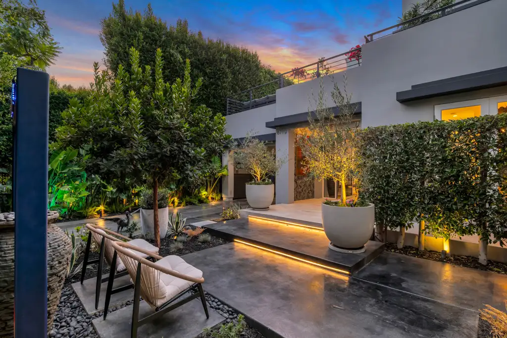 8719 Rosewood Ave-HSHPord-1002 2
