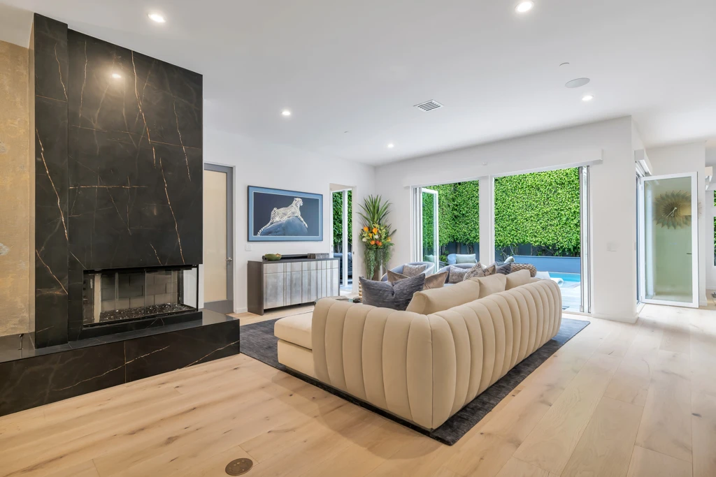 8719 Rosewood Ave- HsHProd-12