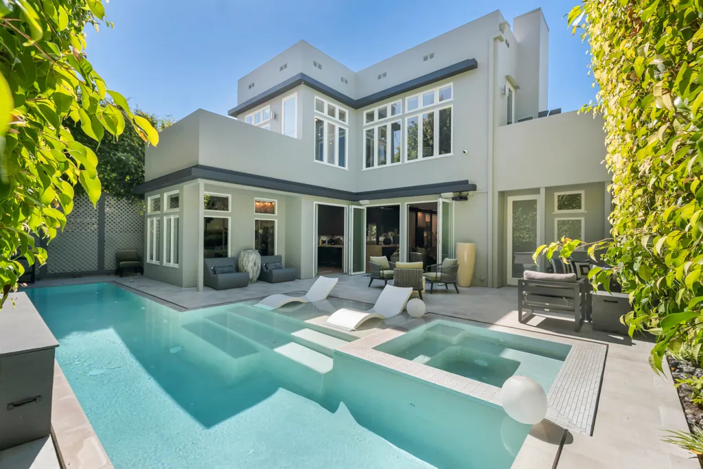 8719 Rosewood Ave- HsHProd-16